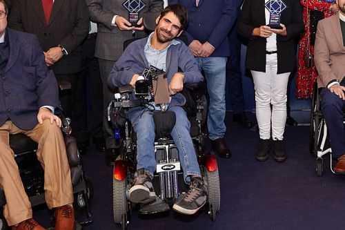 david humanes on his wheelchair with the.otis sin barreras trophy