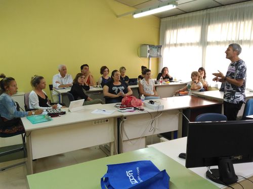 Ángel presentando el segundo taller en Bajo Coste 2019 frente a un grupo de personas