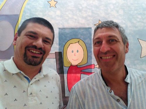 César y Ángel frente al fotocall del Encuentro Bajo Coste 2019