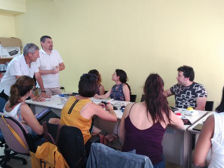 César y Ángel persentando primer taller Bajo Coste 2019 frente a un público de varias personas