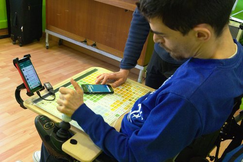 Ruben using his smartphone with ease mouse and bjoy ring